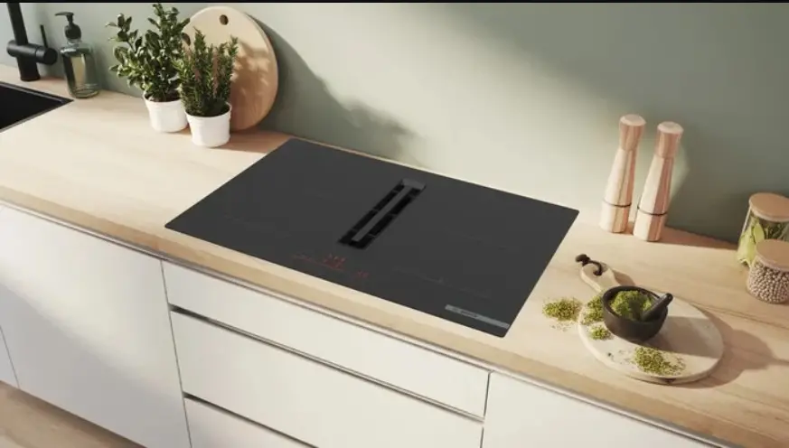 Plita pe inducție cu sistem de ventilare integrat Bosch PVQ811H26E  4 zone de gatit  80 cm seria 6 Negru  în România