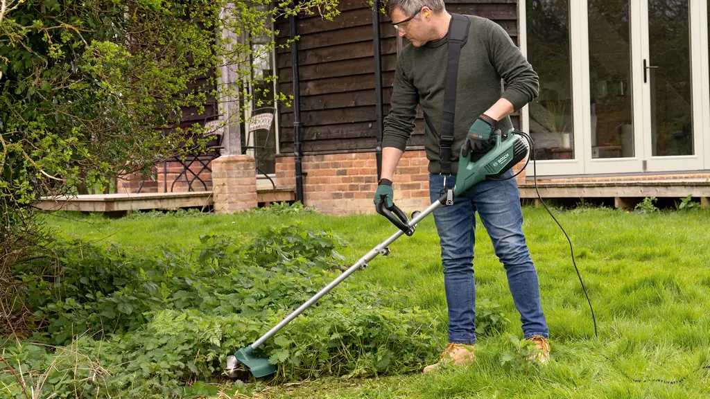 06008A9000 Trimmer pentru iarbă şi tufişuri AFS 23-37 cu cablu  în România